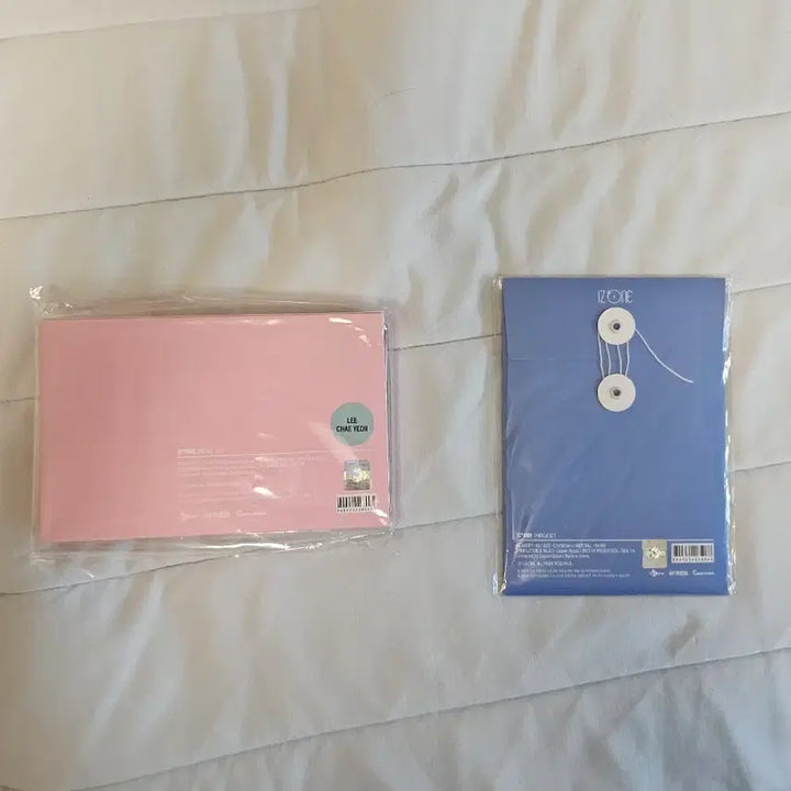 [BUNJANG] IZ*ONE First Concert Badge Set &amp; Photocard Set (Lee Chaeyeon) - Sealed / IZ*ONE 아이즈원 첫콘 뱃지 세트, 포토카드 세트 미개봉