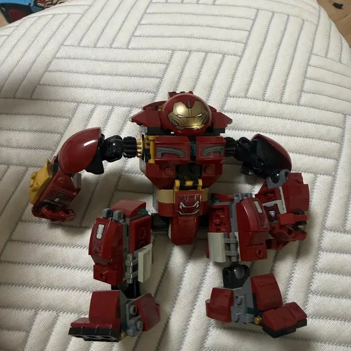 [BUNJANG] LEGO Marvel Avengers Iron Man Hulkbuster Robot / 상품 안내] 마블 어벤져스의 인기 기체인 아이언맨 헐크버스터 로봇 판매합니다! 묵직한 특유의 폼과 붉은색/금색 컬러링이 매력적인 제품으로, 마블이나 레고 로봇 좋아하시는 분, 아이