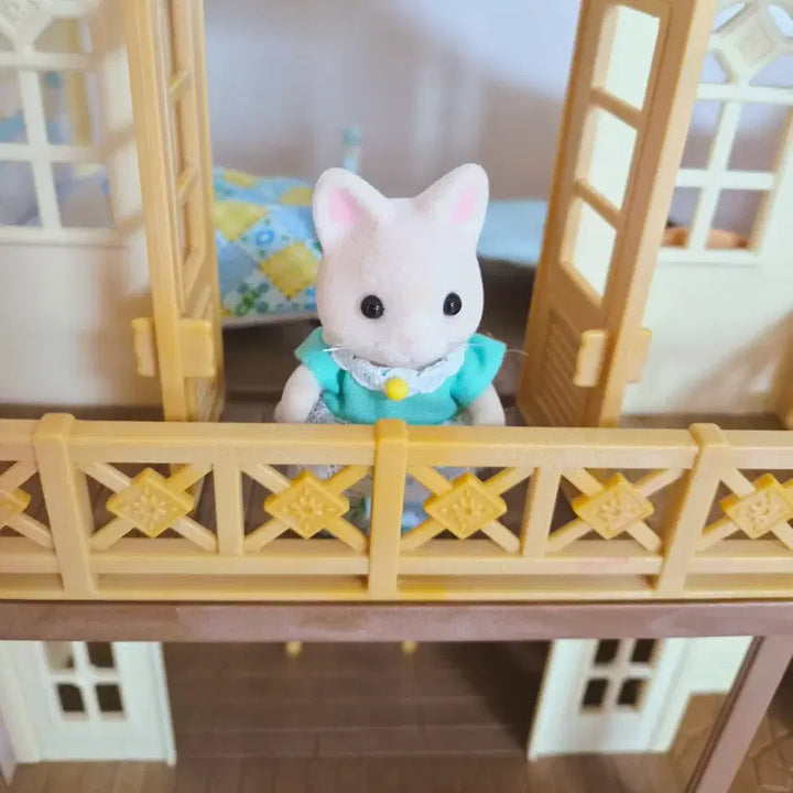 [BUNJANG] Sylvanian Families Red Roof Cozy Cottage Gift Set (Used) / 실바니안 패밀리 하늘지붕 이층집 기프트세트 중고품