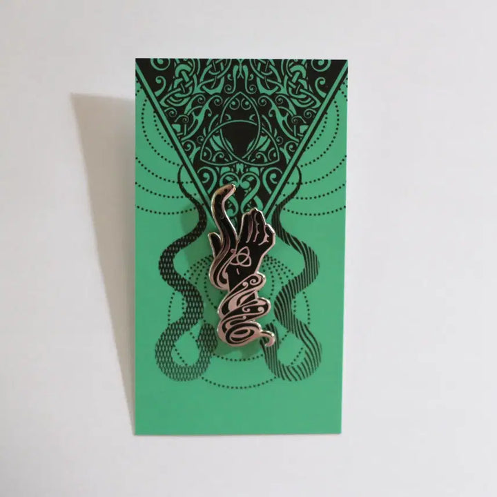 [BUNJANG] Marvel Thor &amp; Loki Brothers Triquetra Hand &amp; Snake Metal Pin - Black / 상품명: 마블 토르&amp;로키 형제 뱃지 블랙 (Triquetra Hand &amp; Snake) 금속 뱃지 금속 배지