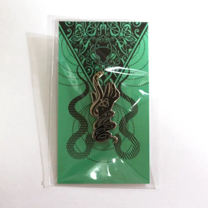 [BUNJANG] Marvel Thor &amp; Loki Brothers Triquetra Hand &amp; Snake Metal Pin - Black / 상품명: 마블 토르&amp;로키 형제 뱃지 블랙 (Triquetra Hand &amp; Snake) 금속 뱃지 금속 배지