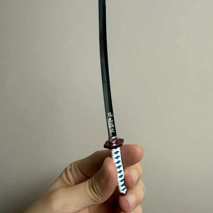 [BUNJANG] Demon Slayer: Kimetsu no Yaiba Giyu Tomioka Letter Opener &amp; Badge Bundle Set / 귀멸의 칼날 기유 레터나이프, 뱃지 일괄