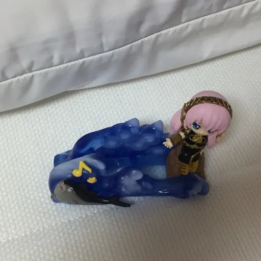[BUNJANG] Vocaloid Megurine Luka Desk Figure Smartphone Stand / 보컬로이드 메구리네 루카 데스크 피규어 휴대폰 거치대