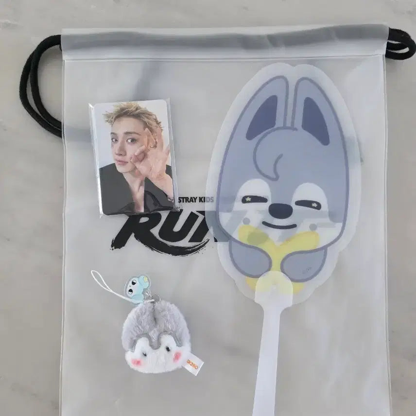 [BUNJANG] Stray Kids Chan 8/2 Concert Entrance Gift Pouch + Photocard + Fan + Pom Pom Set / 스트레이키즈 8/2 막콘 입장기프트 프찬이세트 파우치+포토카드+부채+폼폼