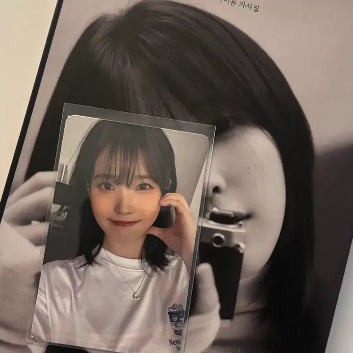 [BUNJANG] IU "Moment" Lyric Book / 아이유 순간 가사집