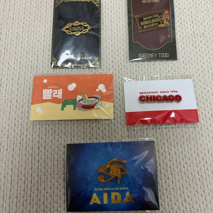[BUNJANG] Musical Badge Set (Chicago, Laundry, Aida, Sweeney Todd, Jekyll &amp; Hyde) / 뮤지컬 뱃지 세트 (시카고, 빨래, 아이다 스위니토드 지크슈)