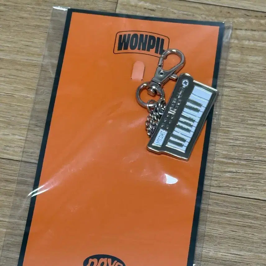 [BUNJANG] DAY6 Wonpil Keyboard Keychain / DAY6 원필 건반 키링