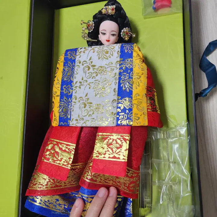 [BUNJANG] Yeonji Hanbok Doll Hong Won-sam Full Box / 연지 한복인형 홍원삼 풀박스 팝니다