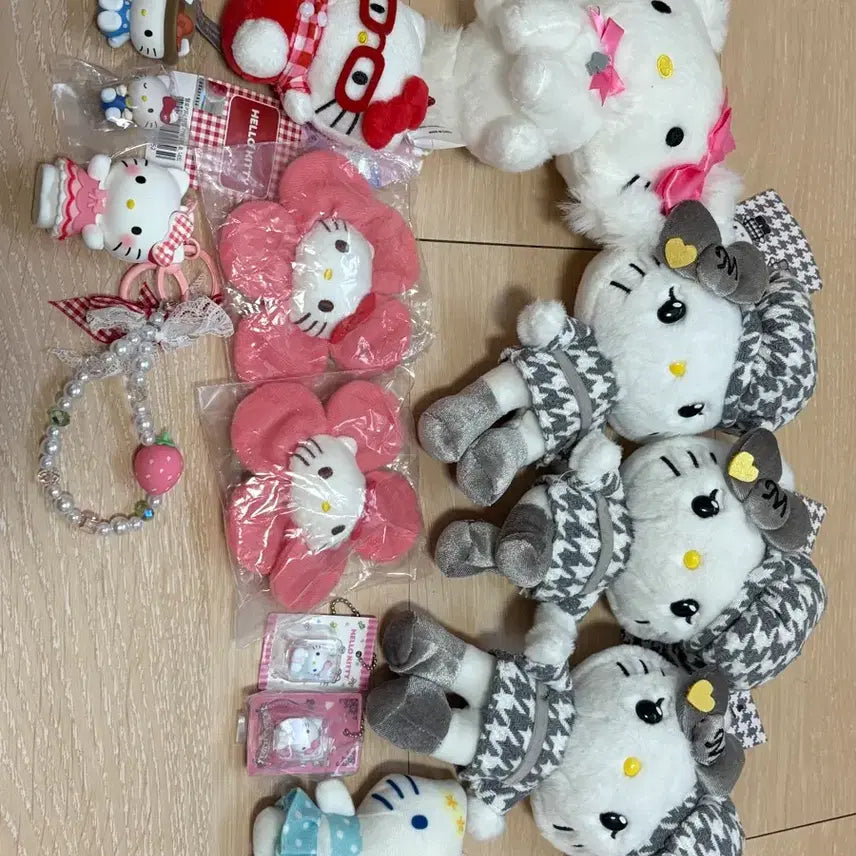 [BUNJANG] Hello Kitty Doll Keychain Figure / 헬로키티 인형 키링 피규어