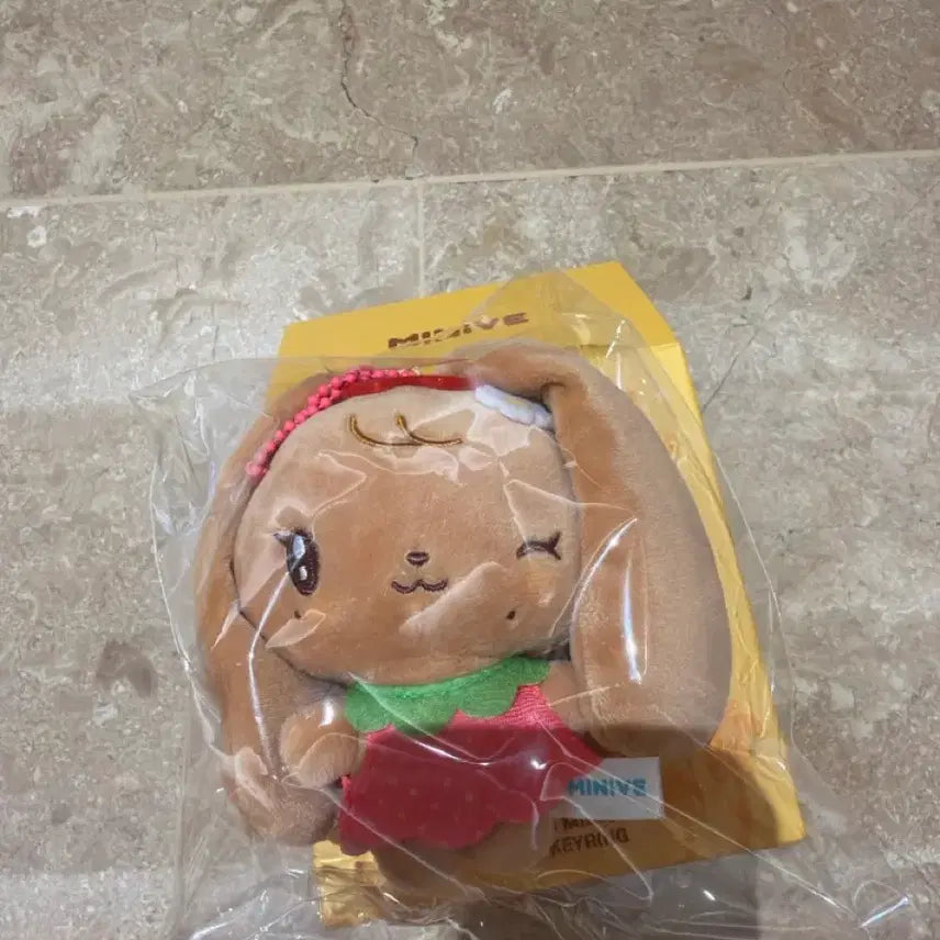 [BUNJANG] IVE MiniBr Tanning Cherry Wonyoung Plush Keychain / (바배) 아이브 미니브 태닝 체리 원영 플러시키링