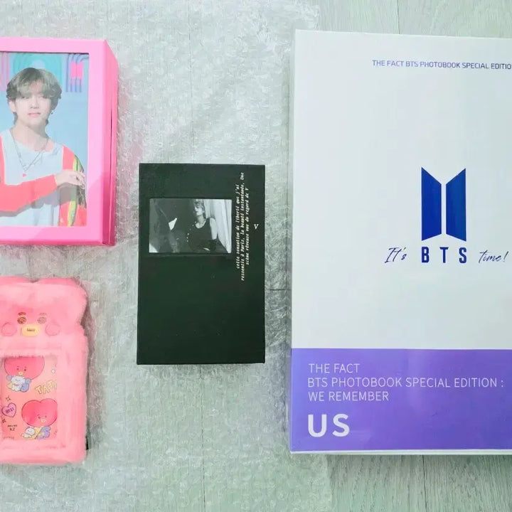 [BUNJANG] BTS V REVE Photobook Bundle Set + The Fact Photobook + V Goods / 방탄소년단 태형 뷔 REVE 포토북 + 더팩트 포토북 + 태형 굿즈