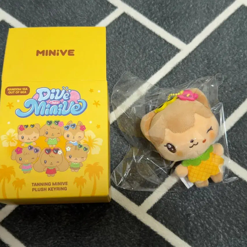 [BUNJANG] IVE Mini V Cheese Liz Plush Keychain / 아이브 미니브 치즈 리즈 팝업 랜덤 태닝 인형 키링 양도