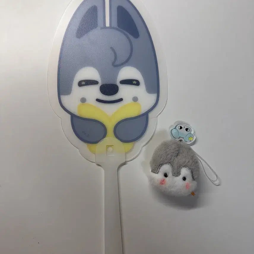[BUNJANG] Stray Kids Changbin Run It Seoul Entrance Gift Wolfchan Pom Pom Keychain + Fan Bundle Set / 스트레이 키즈 런잇 서울 입장 기프트 울프찬 (폼폼키링+부채)