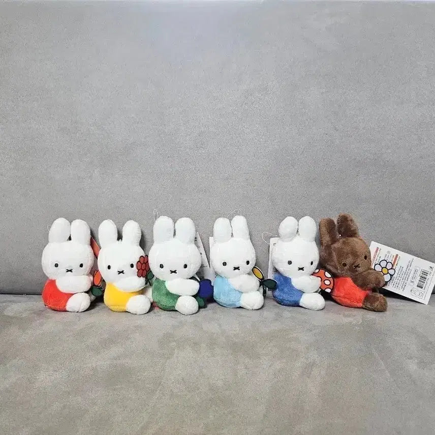 [BUNJANG] Miffy with Flowers 8cm Plush Keychain / 정품 미피 꽃을 든 미피 그린 8cm 키링 인형
