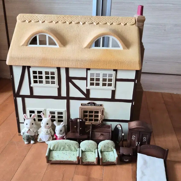 [BUNJANG] Sylvanian Families Highfield Farm House with Rabbit Family and Vintage Furniture / 실바니안 페밀리 하이필드팜 하우스 토끼가족 빈티지가구