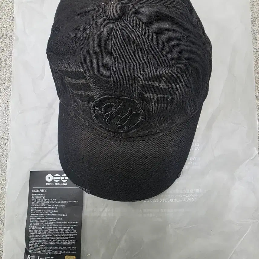 [BUNJANG] BTS World Tour Official Goods Black Logo Ball Cap / BTS월드 투어 공식 굿즈인 블랙 컬러의 볼캡