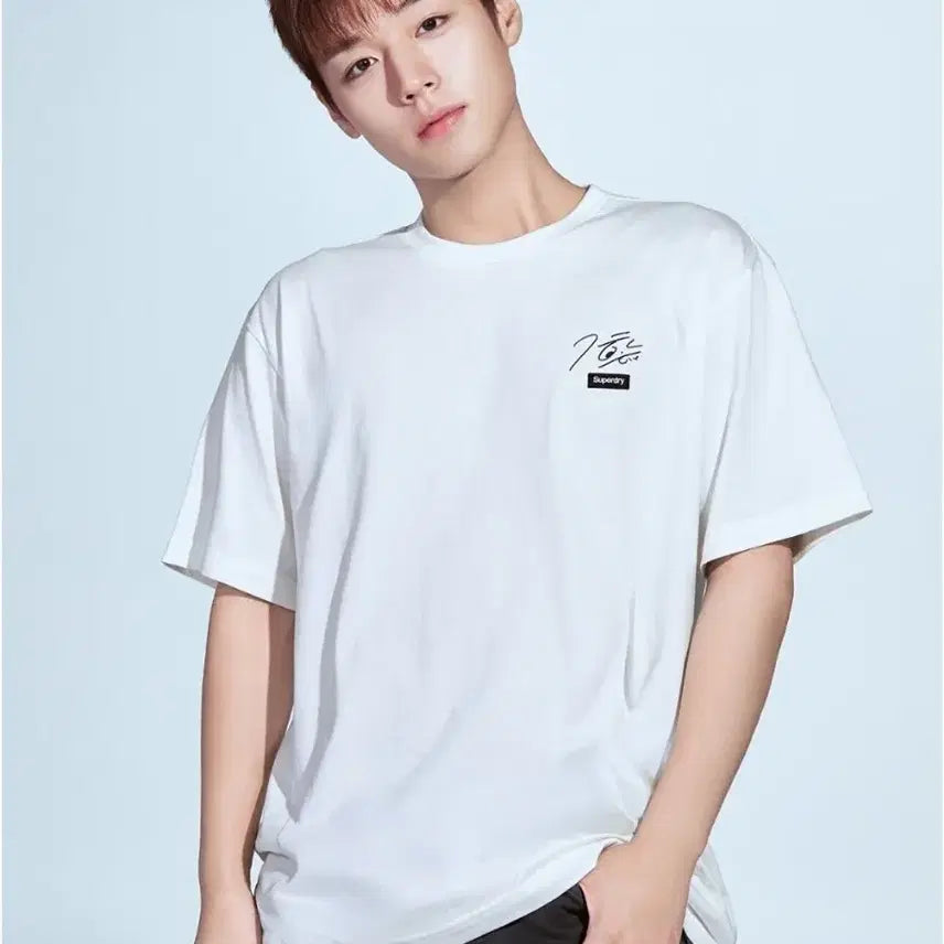 [BUNJANG] Park Jihoon Superdry Collaboration T-Shirt White Signed Edition (M Size) / [현물 원가][M사이즈] 박지훈 슈퍼드라이 X 콜라보 반팔티 화이트 사인드 에디션 티셔츠