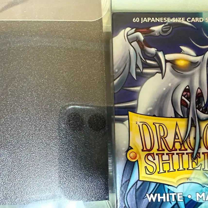 [BUNJANG] Dragon Shield Matte White &amp; Black Japanese Size Card Sleeves (60 count) / 드래곤 실드 매트 화이트 and 블랙 일본판 카드 슬리브 60매