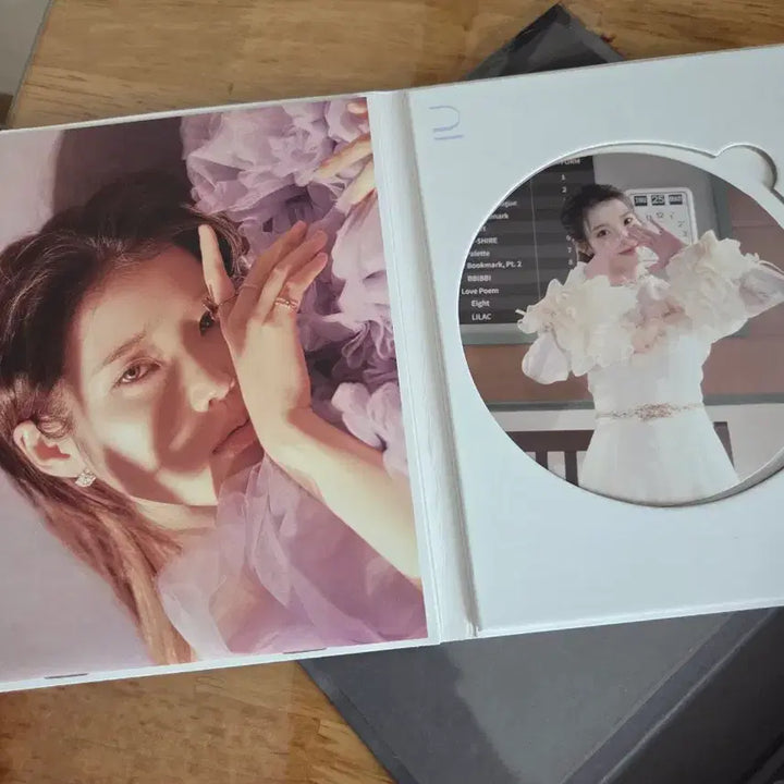 [BUNJANG] IU BYLAC Album Photocard / 아이유 BYLAC 앨범 희귀매물입니다 상태 좋습니다 돈이 급해서 싸게팝니다