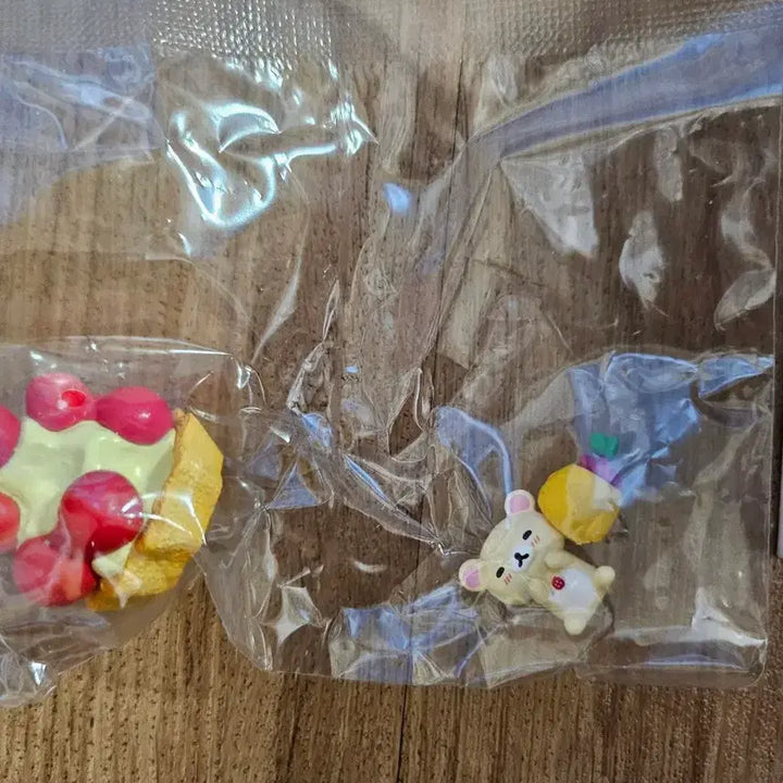 [BUNJANG] San-X Rilakkuma Korilakkuma Fruit Dessert Re-Ment Figure (Cherry Tart) / 산엑스 리락쿠마 코리락 과일 디저트 리멘트 코리락쿠마 과일 가득 유메고코치 스위트