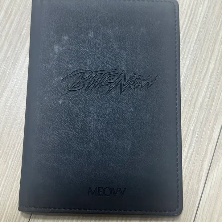 [BUNJANG] Miyou "Bite Now" Passport Case / 미야오 Bite now 여권케이스 포카x