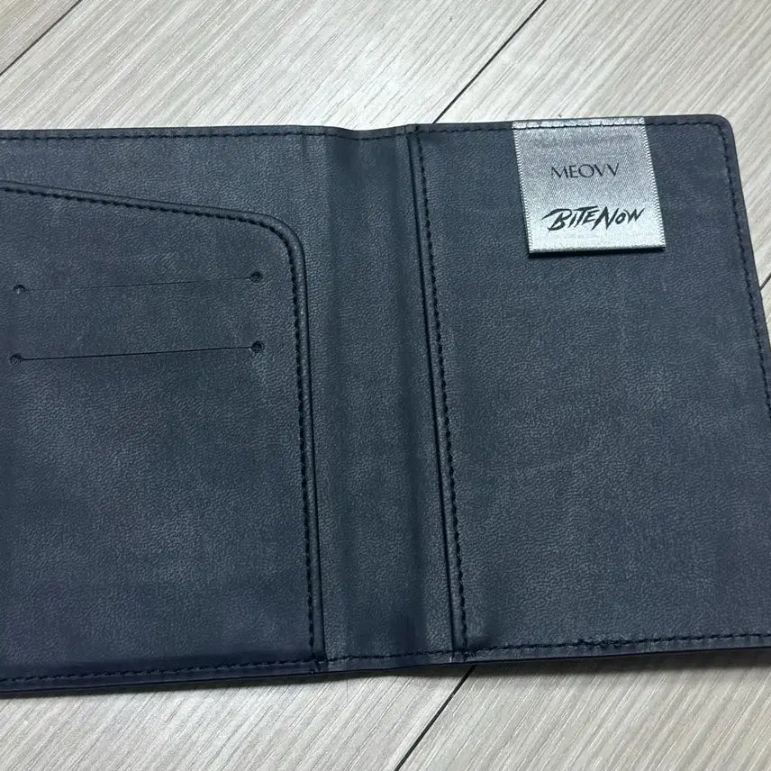 [BUNJANG] Miyou "Bite Now" Passport Case / 미야오 Bite now 여권케이스 포카x