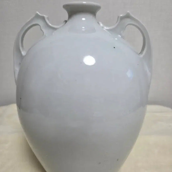 [BUNJANG] Joseon Dynasty White Porcelain Vase with Korean Traditional Pattern / 독특한 백자 주병