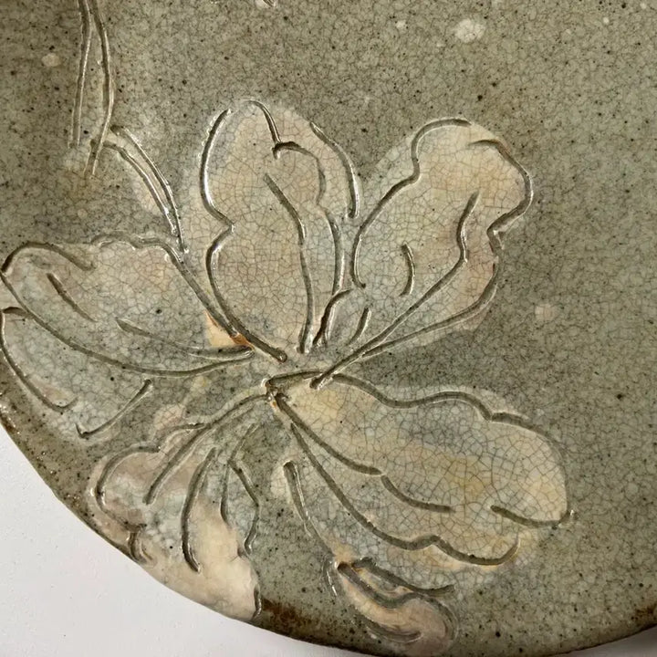 [BUNJANG] Handmade Ceramic Flower Embossed Round Plate (26cm) / [새상품] 수제 도자기 플라워 대접시 / 꽃 음각 원형 플레이트 (지름 26cm, 높이 3cm)