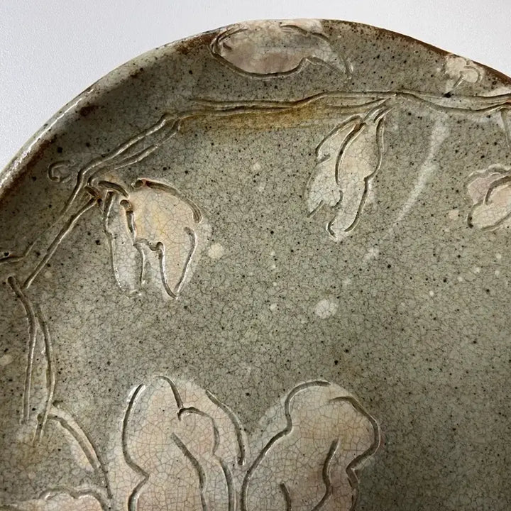 [BUNJANG] Handmade Ceramic Flower Embossed Round Plate (26cm) / [새상품] 수제 도자기 플라워 대접시 / 꽃 음각 원형 플레이트 (지름 26cm, 높이 3cm)
