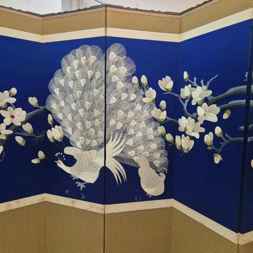 [BUNJANG] Eight-Panel Folding Screen with White Magnolia and Peacocks on Blue Silk / 청색바탕위 백목련과공작새