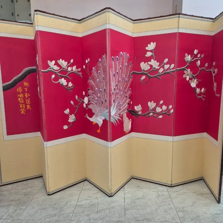 [BUNJANG] Eight-Panel Embroidered Folding Screen with Peacock and Magnolia / 빨강색위의공작새와목련꽃