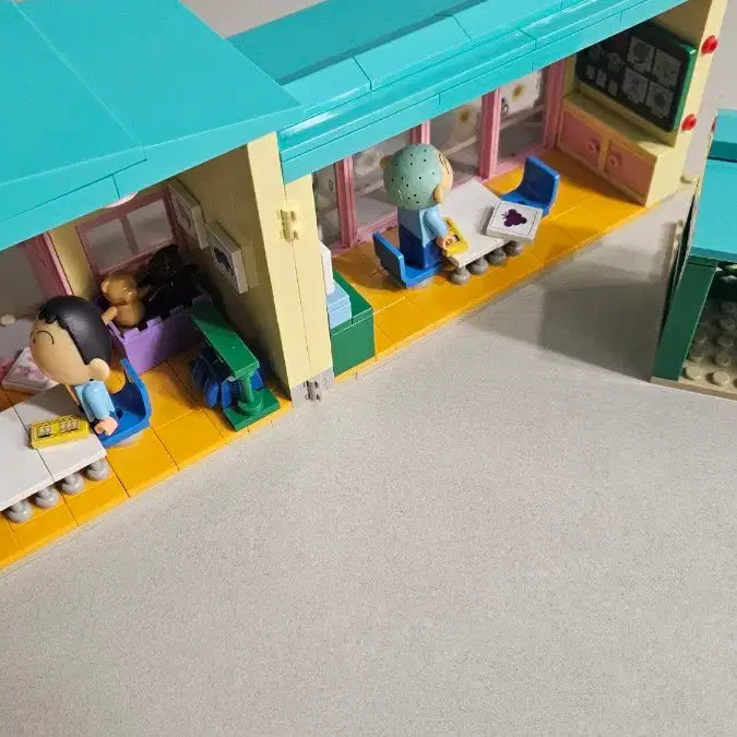 [BUNJANG] Crayon Shin-chan Oxford Kindergarten Building Block Set / 짱구는 못말려 옥스포드 유치원 조립