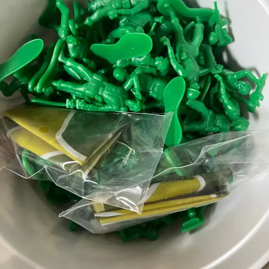 [BUNJANG] Toy Story Soldier Figure Bucket (71 Pieces) / 토이스토리 군인 피규어 버켓 솔져