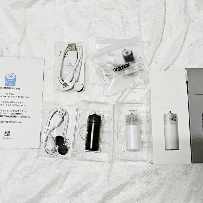 [BUNJANG] Wanna One Baebe Battery Pack 2nd Gen for Lightsticks (Park Ji Hoon, Kim Jae Hwan, Ha Sung Woon, Yoon Jisung) - White &amp; Black Bundle Set / [원가이하양도][일괄] 충전식 배터리 응원봉 건전지 소켓 / 박순덕구 베베리2세대 / 배터리팩/ 박지훈 뽑봉 / 워너원 너블봉 / 김재환 / 하성운 / 윤지성