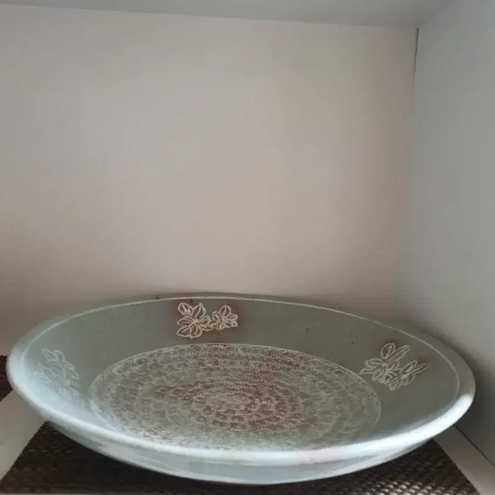 [BUNJANG] Goryeo Celadon Plate with Chrysanthemum and Incised Flower Design / 고려청자양각국화인화문대접시