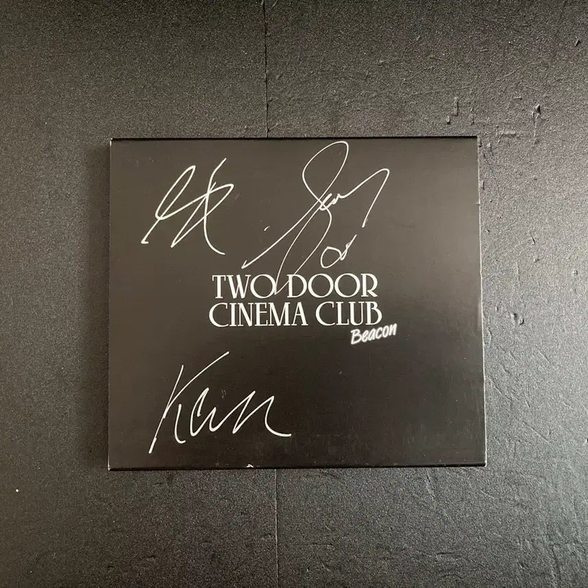[BUNJANG] Two Door Cinema Club Beacon Deluxe Import Signed CD / 투 도어 시네마 클럽-Beacon 딜럭스 수입풀밴드 싸인CD
