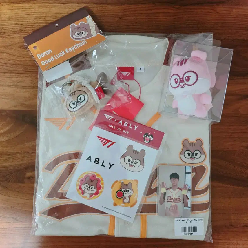 [BUNJANG] T1 Doran Birthday Baseball Jersey (S) + Photocard + Plushies + Stickers / 무료배송) T1 티원 도란 생일 야구 유니폼 S사이즈  / 인형 2종 / 스티커 / 포토 카드 포함 / Doran