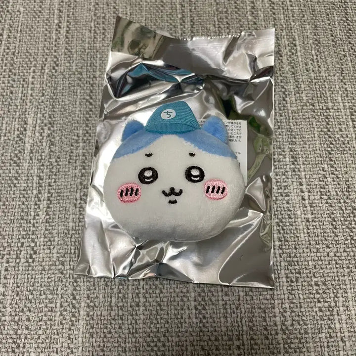 [BUNJANG] Chiikawa Market Exclusive Okao Badge Hachiware / 치이카와 마켓 특전 오카오 뱃지 택배 하치와레