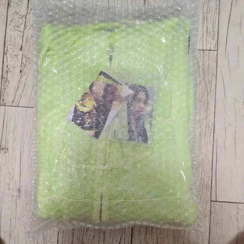 [BUNJANG] aespa Karina Lemonade Crop Hoodie Zip-up (Sealed) / 미개봉 aespa 에스파 레모네이드 크롭 후드집업( 포카 :카리나)