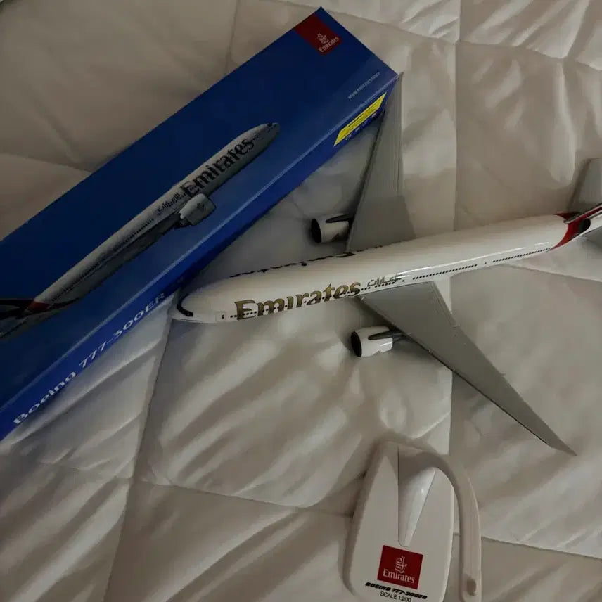 [BUNJANG] Emirates Boeing 777-300ER Model Airplane 1:200 Scale / 에미레이트항공 보잉 777-300ER 모형 비행기 1:200