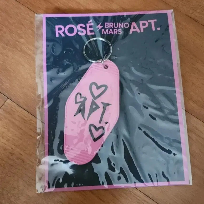 [BUNJANG] BLACKPINK Rosé x Bruno Mars APT Keychain (Unsealed) / [판매] 블랙핑크 로제 팝업 브루노마스 APT 키링