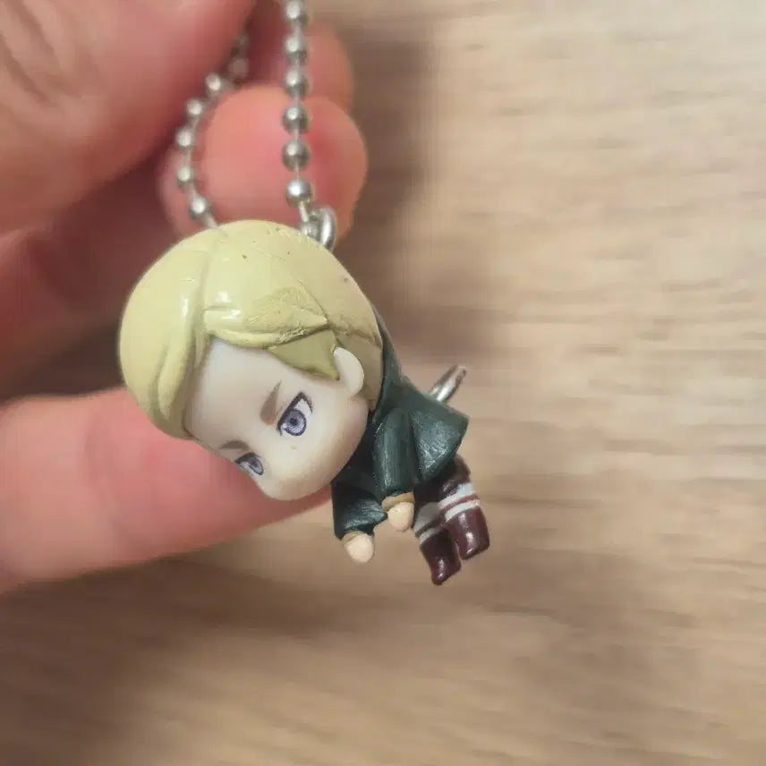 [BUNJANG] Attack on Titan Erwin Smith Gacha Figure / 진격의 거인 엘빈 대롱 가챠