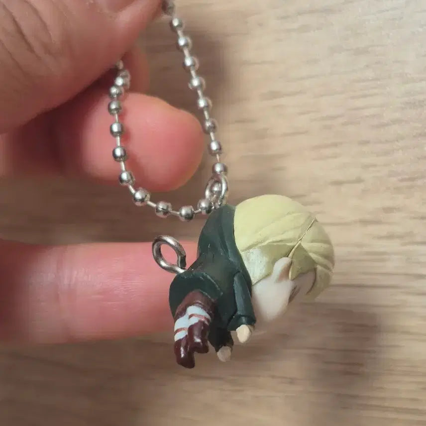[BUNJANG] Attack on Titan Erwin Smith Gacha Figure / 진격의 거인 엘빈 대롱 가챠