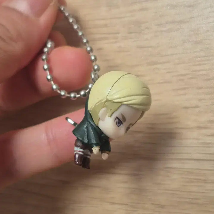 [BUNJANG] Attack on Titan Erwin Smith Gacha Figure / 진격의 거인 엘빈 대롱 가챠