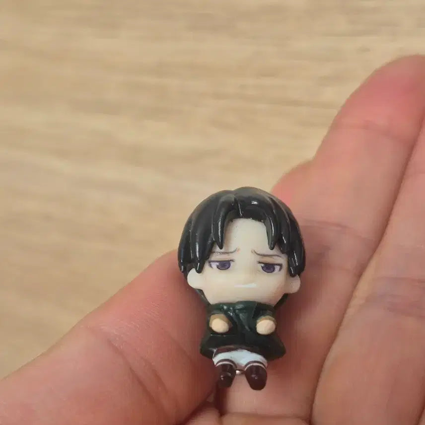 [BUNJANG] Attack on Titan Levi Dalleong Gacha Figure / 진격의 거인 리바이 대롱 가챠