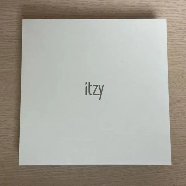 [BUNJANG] ITZY Light Ring Ver.1 Official Lightstick / ITZY 있지 응원봉 라이트링 1