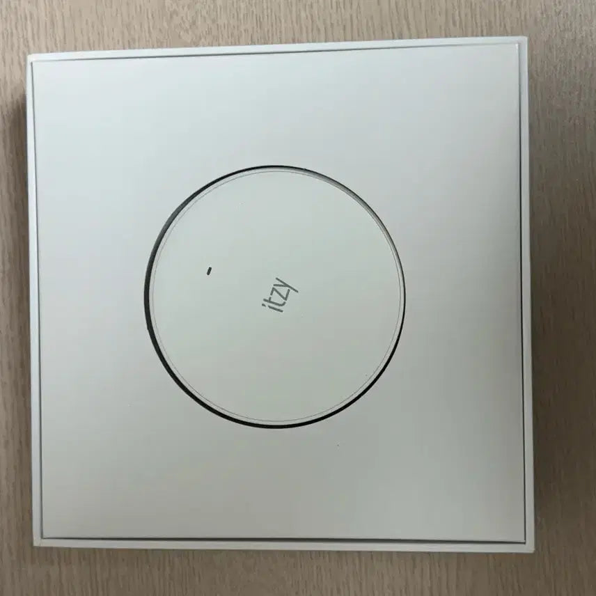 [BUNJANG] ITZY Light Ring Ver.1 Official Lightstick / ITZY 있지 응원봉 라이트링 1