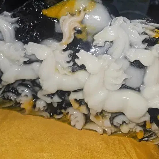 [BUNJANG] Natural Jade Hand-Carved Multi-Color Three-Dimensional Sculpture: Majestic Eight Horses / 천연 옥 수공예 다색상 입체 조각 웅장한 팔마도