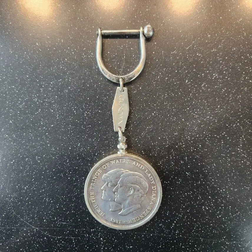 [BUNJANG] 1981 Royal Wedding Charles &amp; Diana Commemorative Toyota Crown Keychain Full Set / 1981 영국 왕실 찰스 다이애나 기념 TOYOTA CROWN 키홀더 풀세트