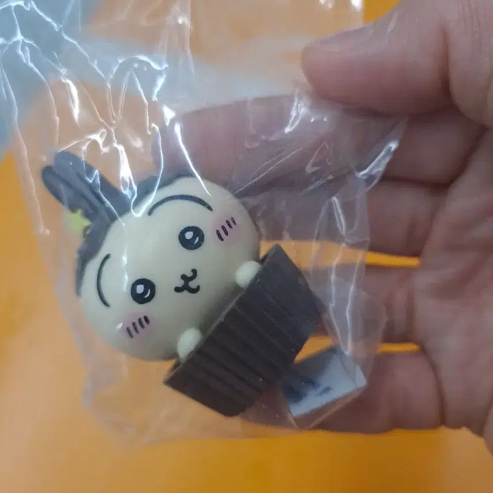 [BUNJANG] Cupcake Rabbit Figurine / 먼작귀 컵케이크 토끼